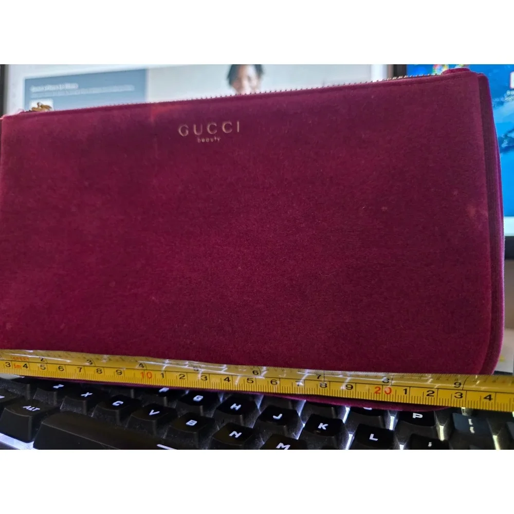 Authentic Gucci Velvet Beauty Bag Cosmetic Case Magenta Purple Gold‎ 9.5x5.5